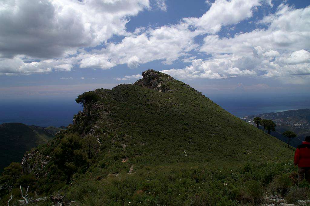 The last summit of the Almendron south ridge
