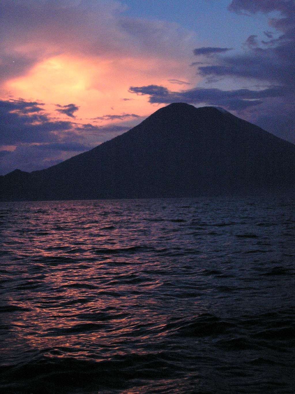 Lago Atitlan - Volcan Toliman (3158 m)