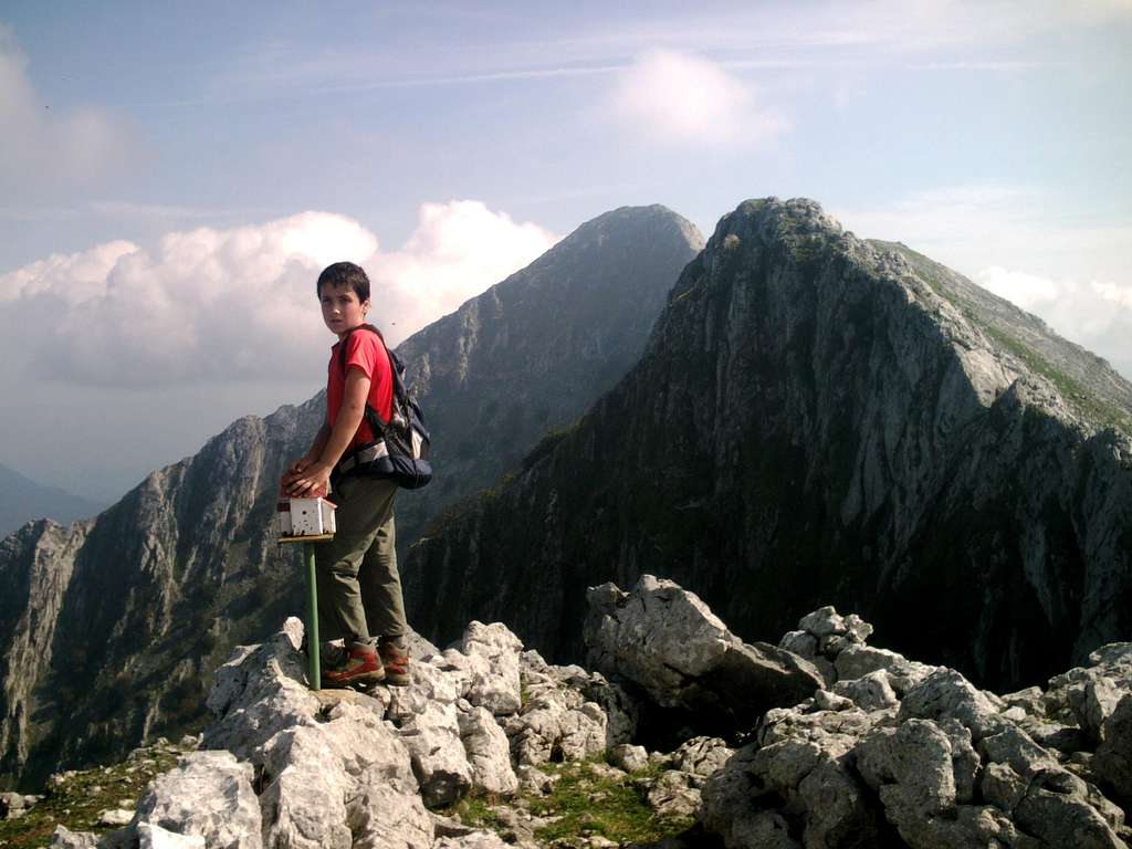 In Kurutzeta summit, with Anboto (left) and Elgoin (right) just behind