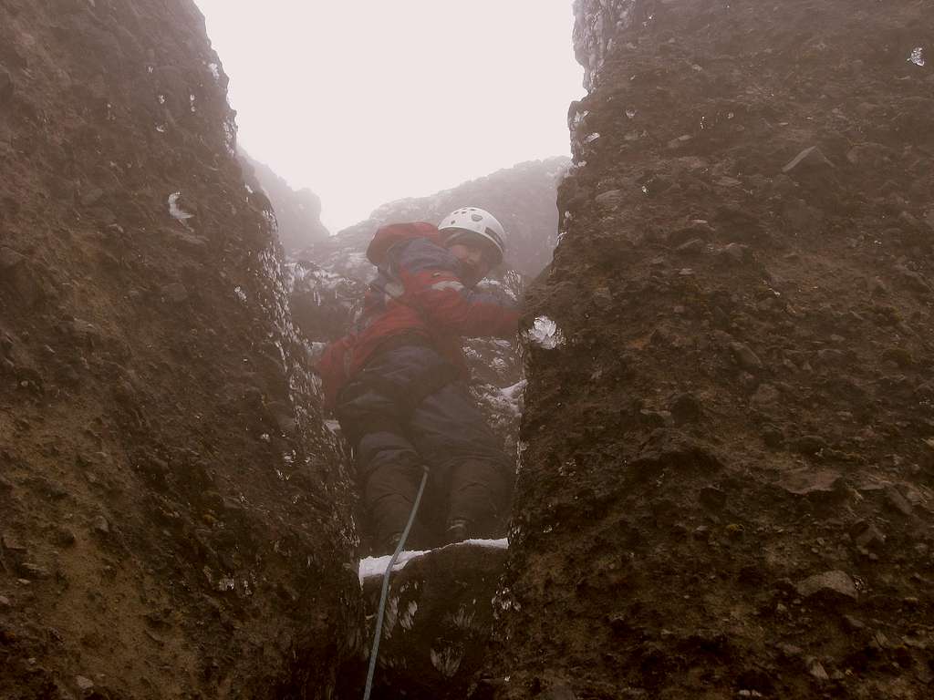 Climbing up a chemney Cotacachi.