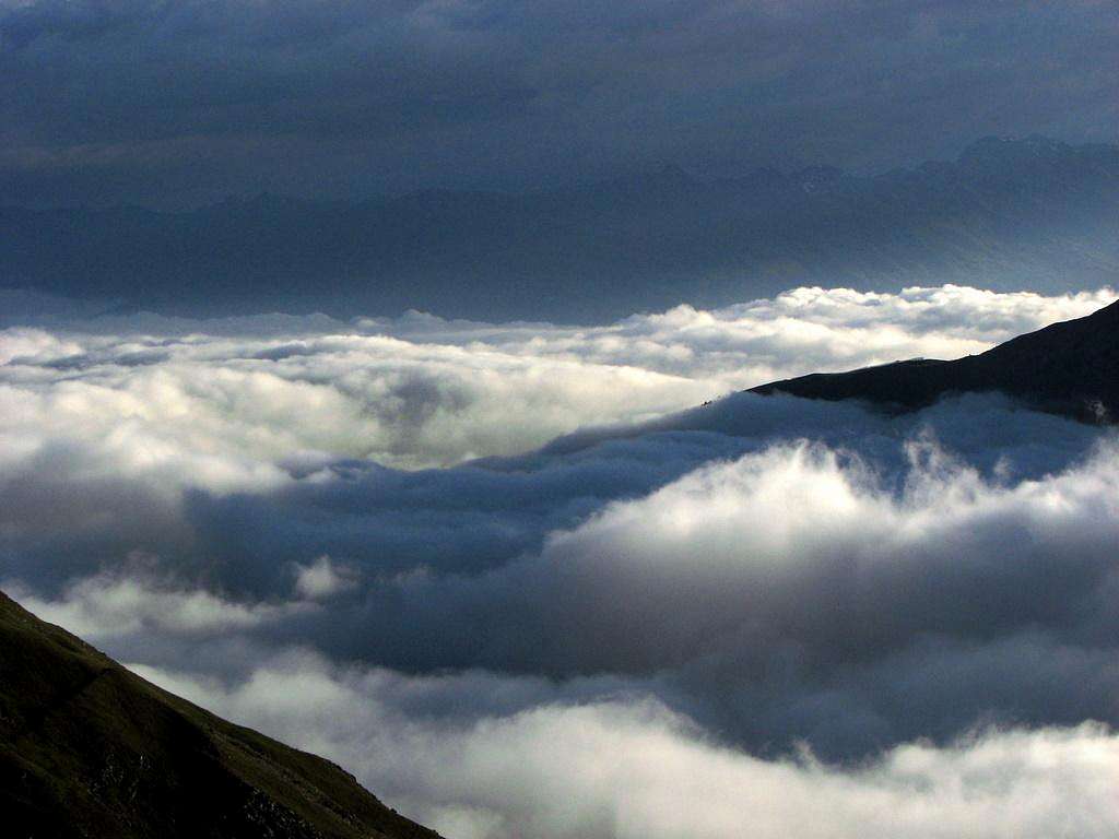 Sea of clouds from Tabaretta-hütte (2556m)