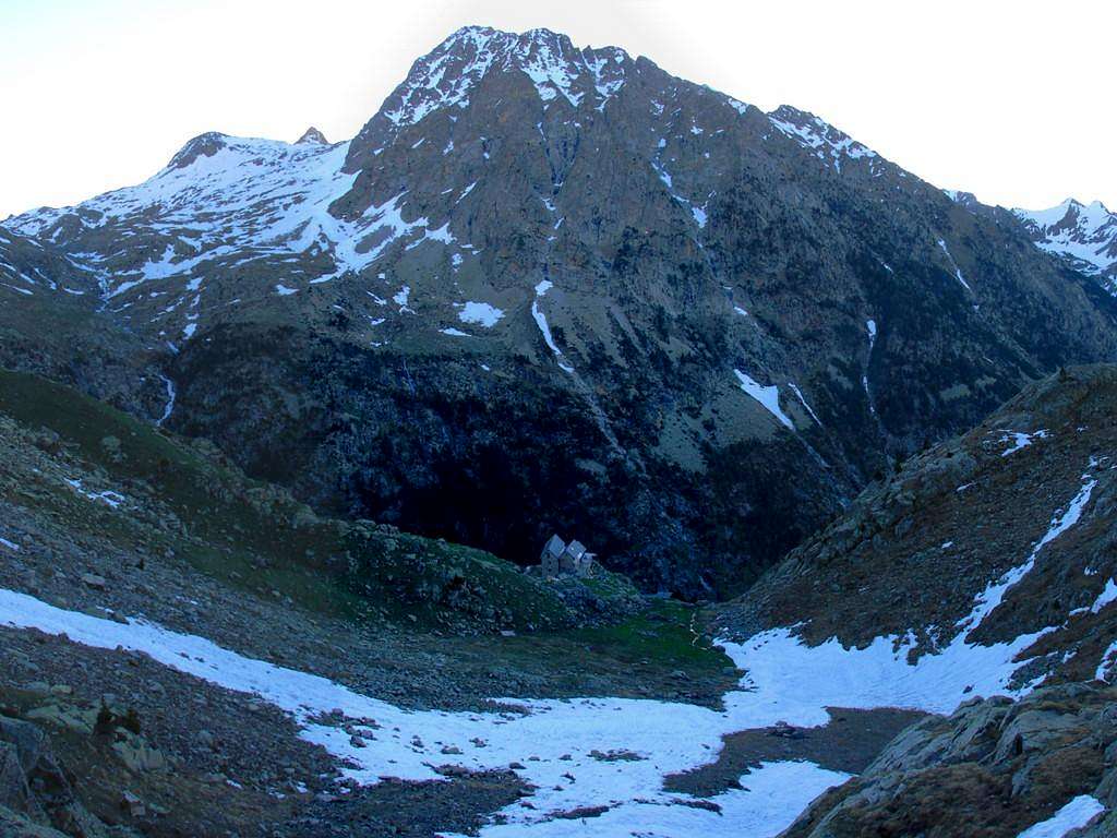 Mount Escorvets beyond the Ángel Orús hut