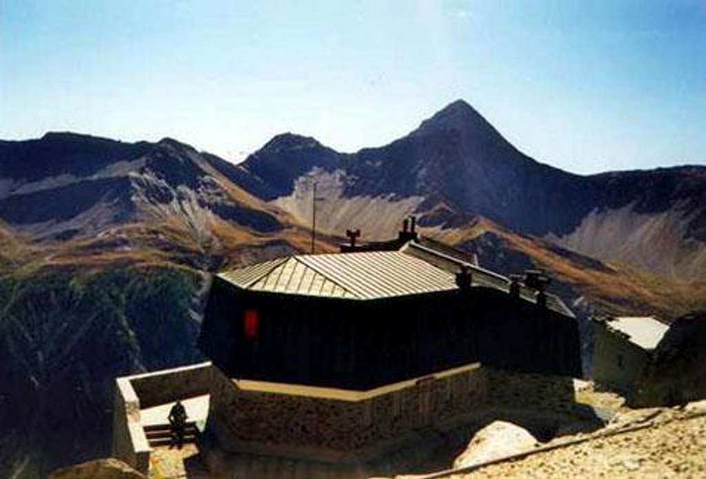 The Monzino hut at early...