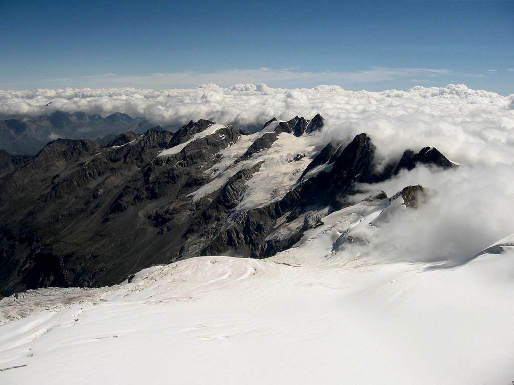 The eastern section of Gran Paradiso with the group of Apostoli.