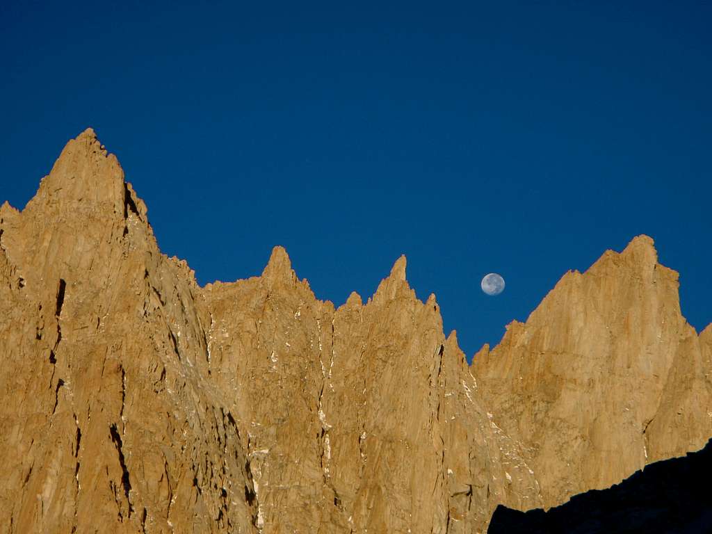 Moon setting between S'Brutal Tower and Aiguille Junior.
