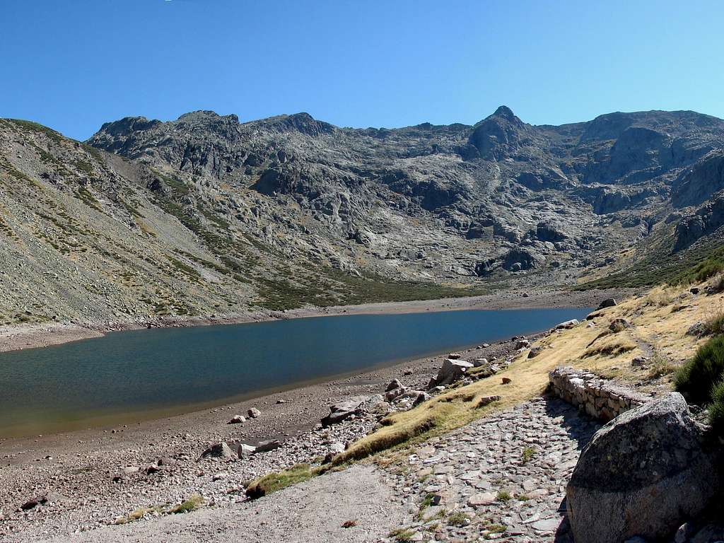 La Covacha and Laguna del Barco