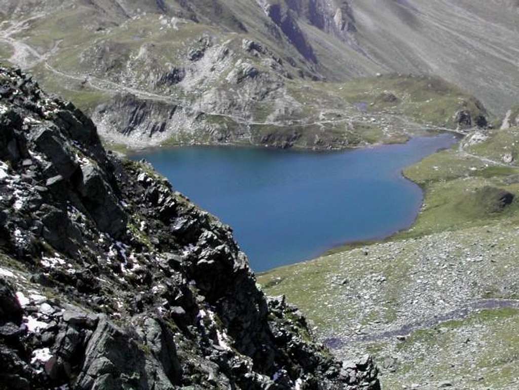 The lowest Lac de Fenêtre <i>2457m</i><br> from the pathway to Col du Bastillon <i>2757m</i>