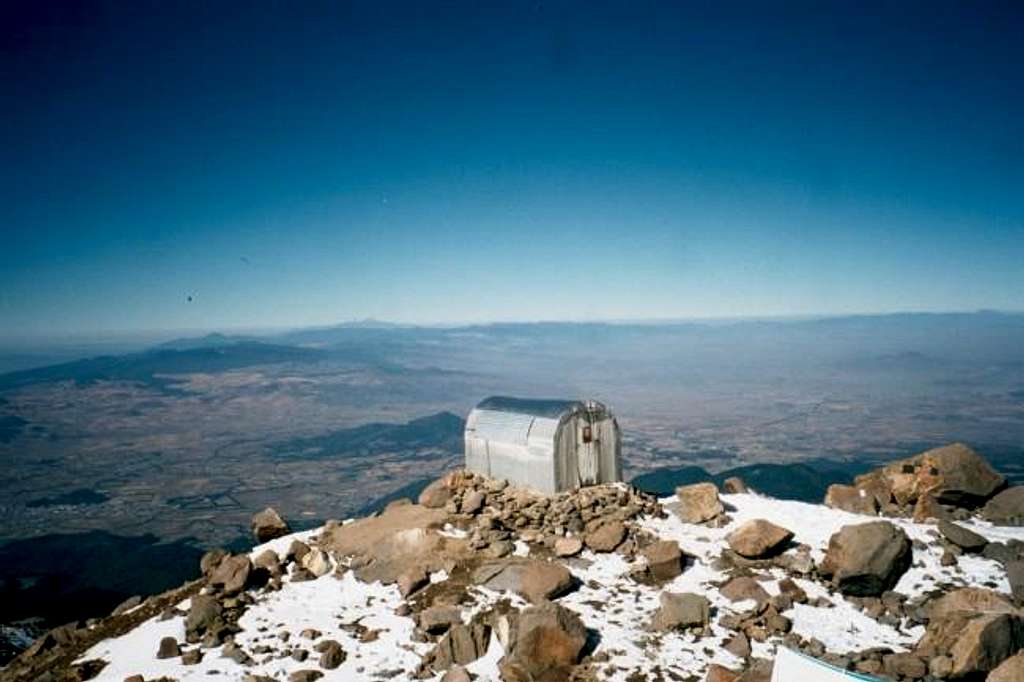 The Ayoloco Hut (4,680 m)...