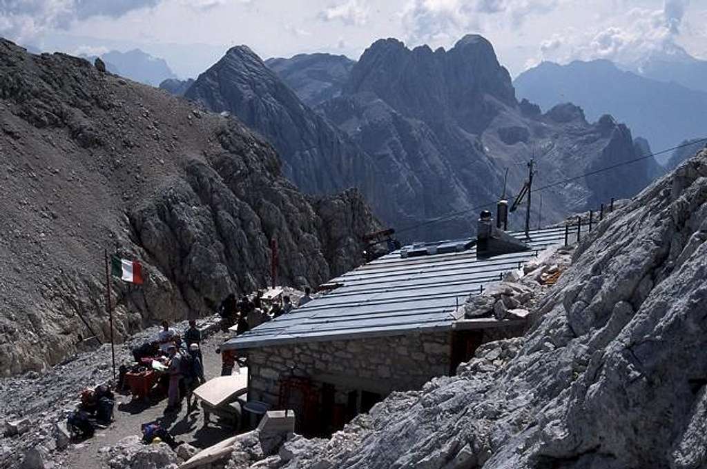 Rifugio Torrani (2984 m)...