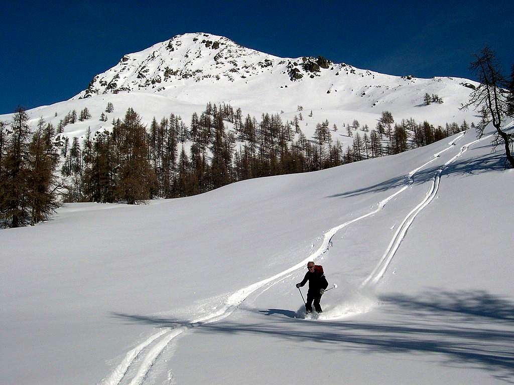 Skiing down from Tantanè