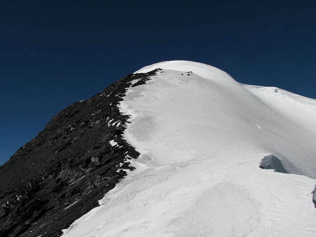 Summit ridge Peak 6161m