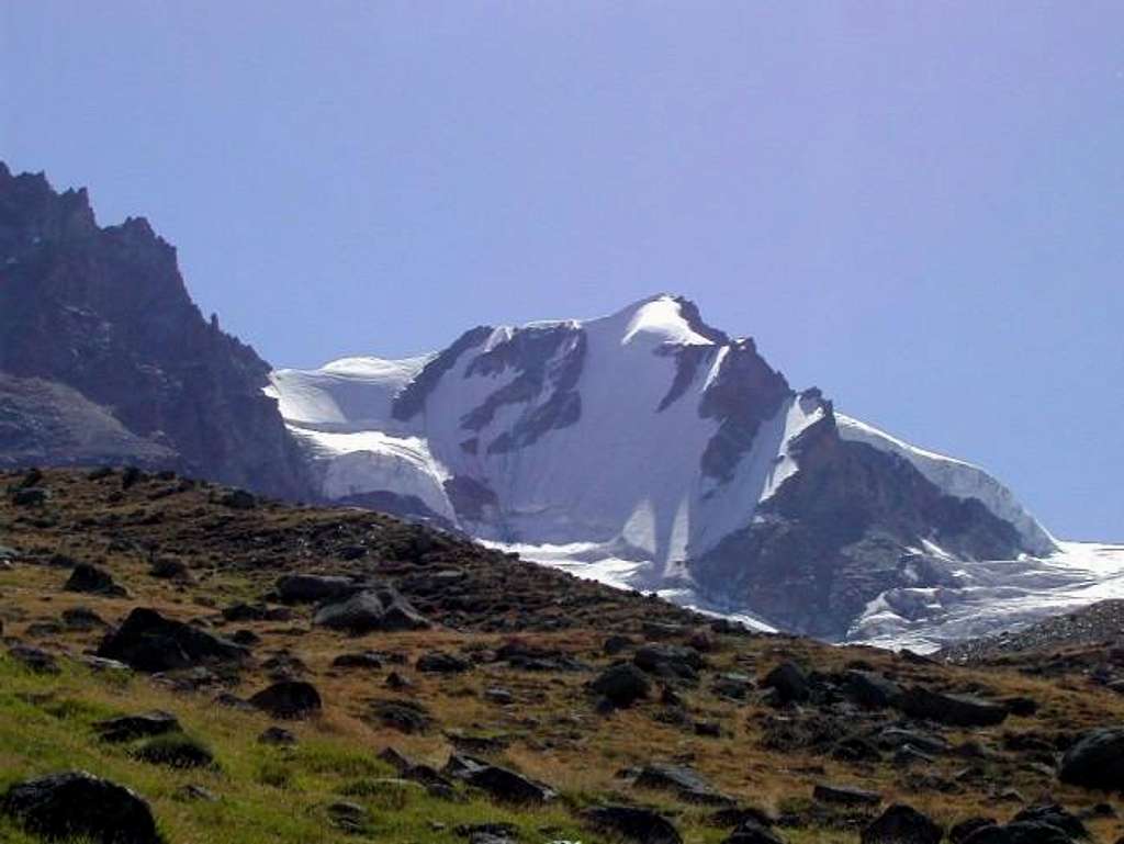 Gran Paradiso from the pathway to Rifugio Chabod