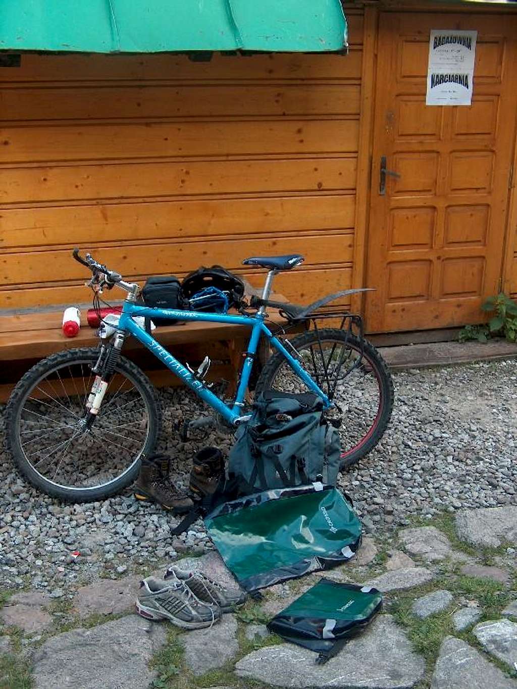 Loading back the bike at the storage local of Murowaniec, for the return to the car. Story <a href=