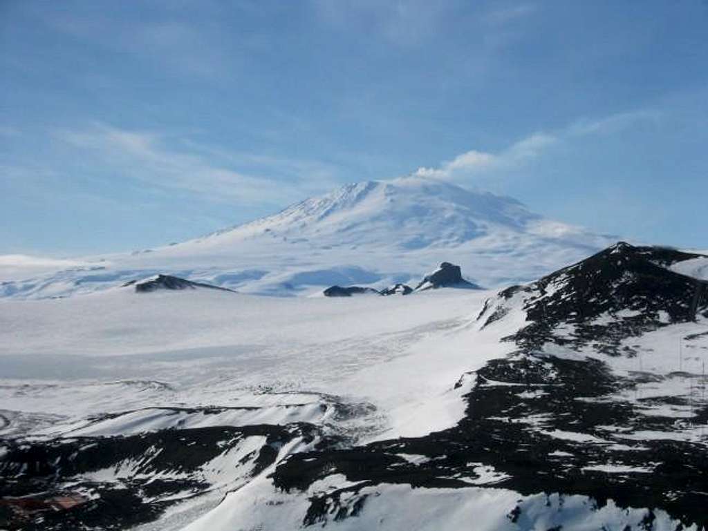 Mt. Erebus (3794 m) from the...
