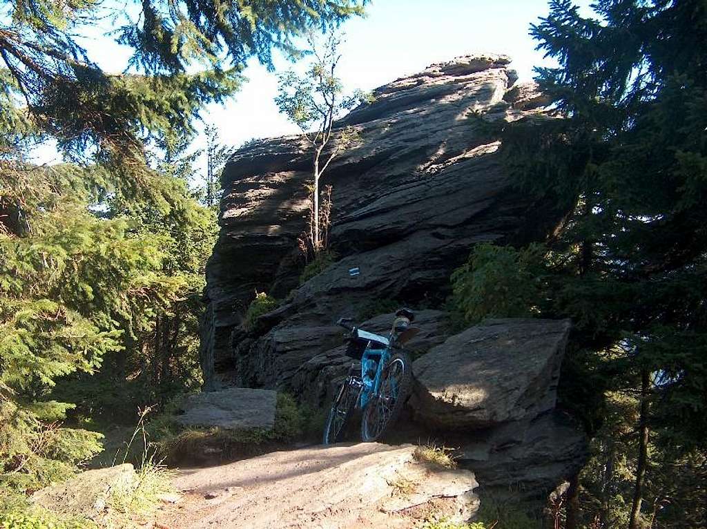 Rocky outcrop in the descent of <a href=