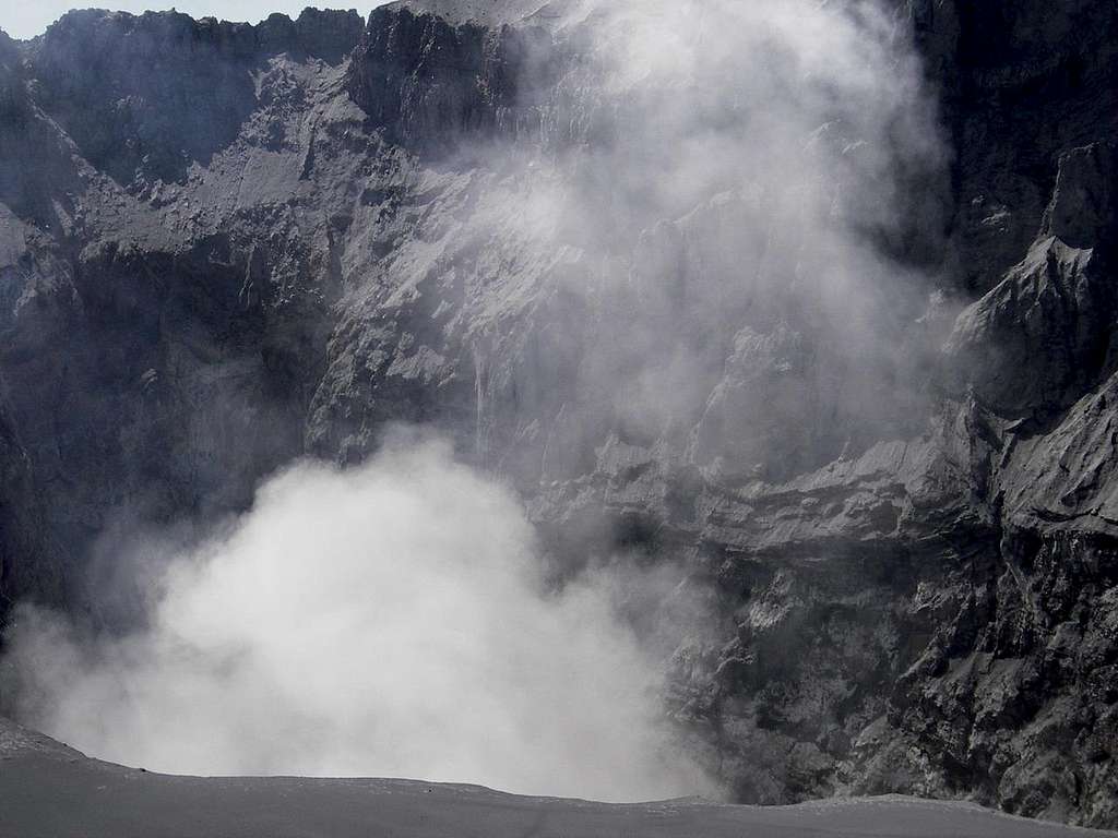 Volcán Ubinas Crater