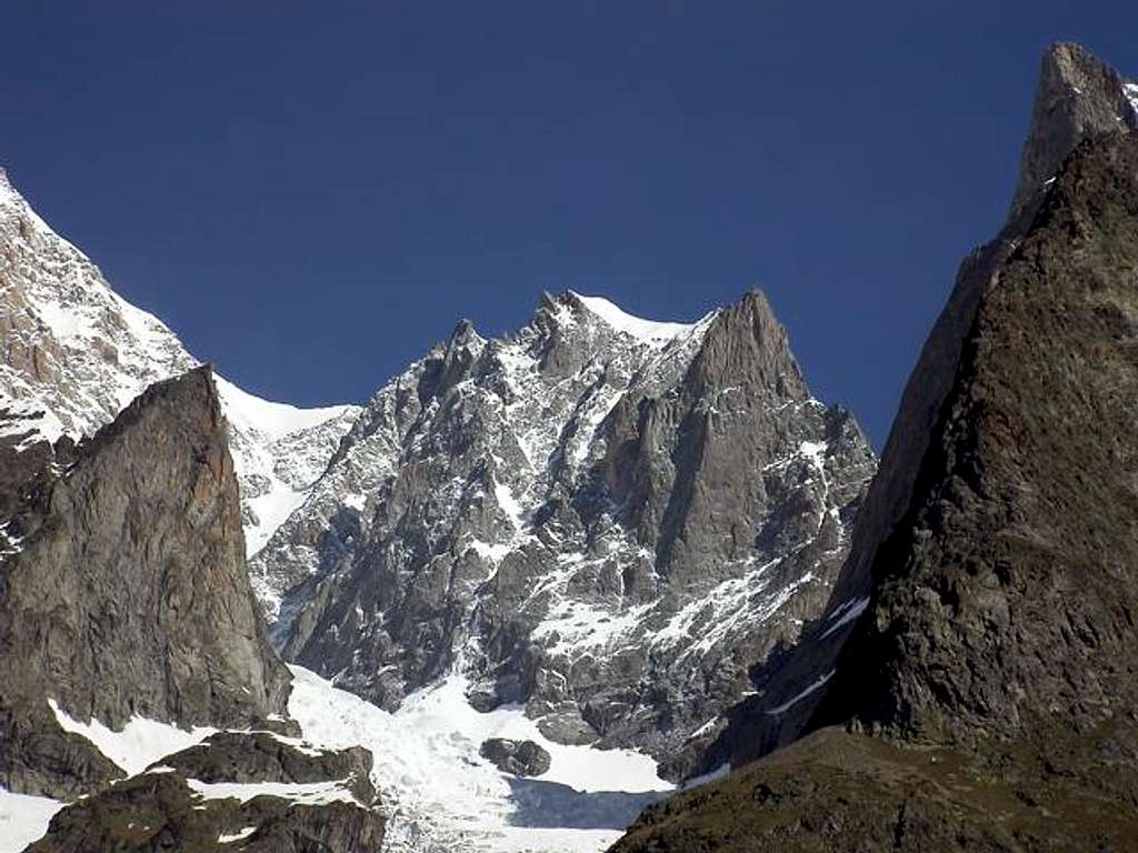 da sinistra: l'Aiguille Croux...