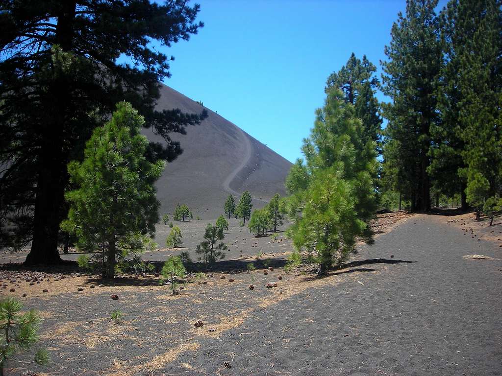 Wider view of the trail to Cinder Cone.