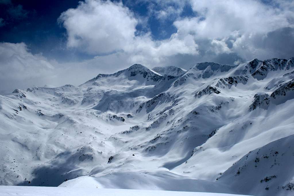 Banderishki Chuker (2731m) and surrounding peaks