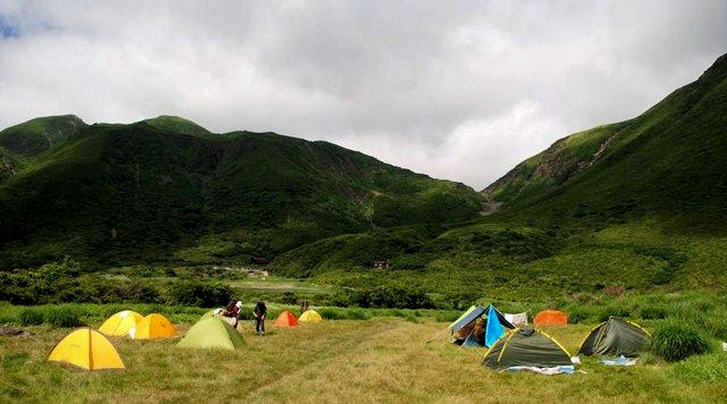 Bogatsuru campground with Nakadake