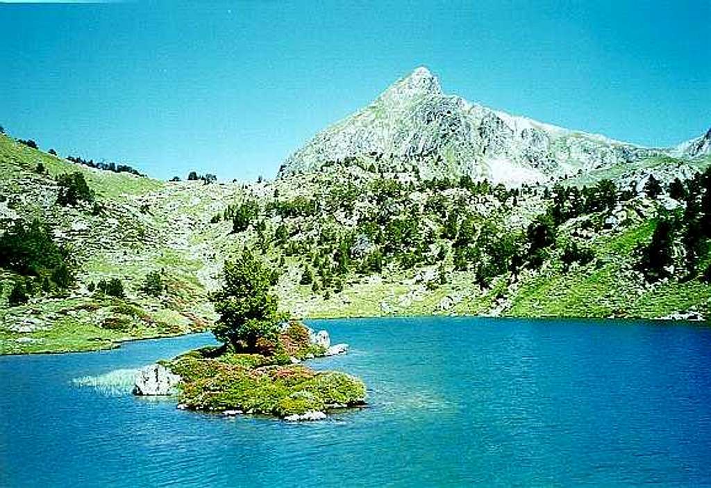 The Bastan lakes and Bastan peak
