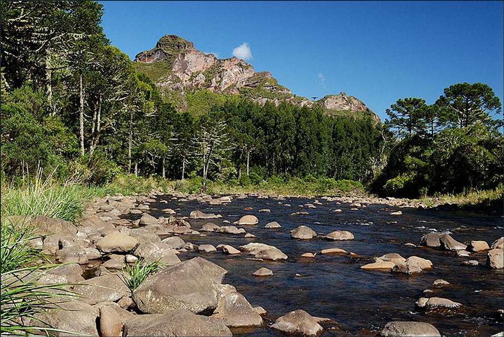 Canoas river and Eagle Rock - Rio Canoas e pedra da Águia
