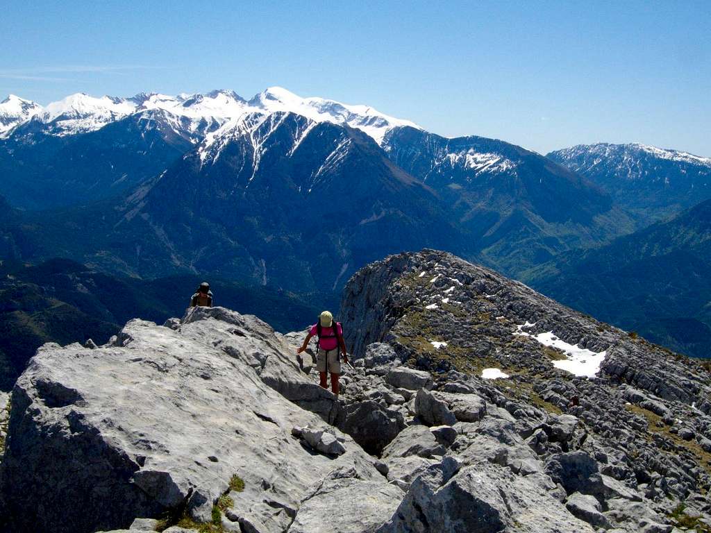 Walking the summit ridge of the Castillo Mayor