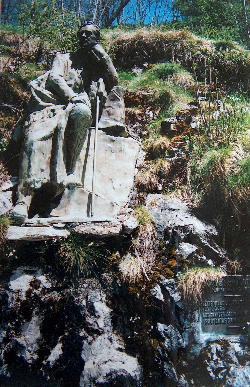 The statue of Henry Russell in the entrance of Gavarnie