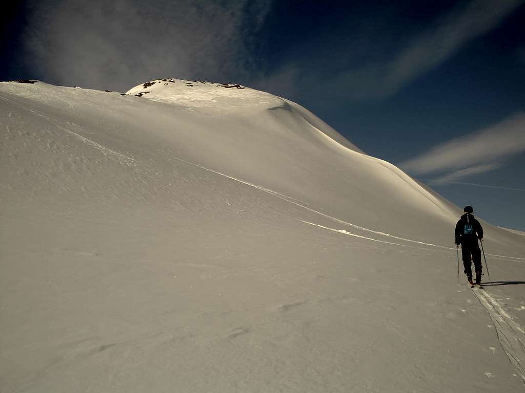 Skiing Bjørdalsnutan in late winter
