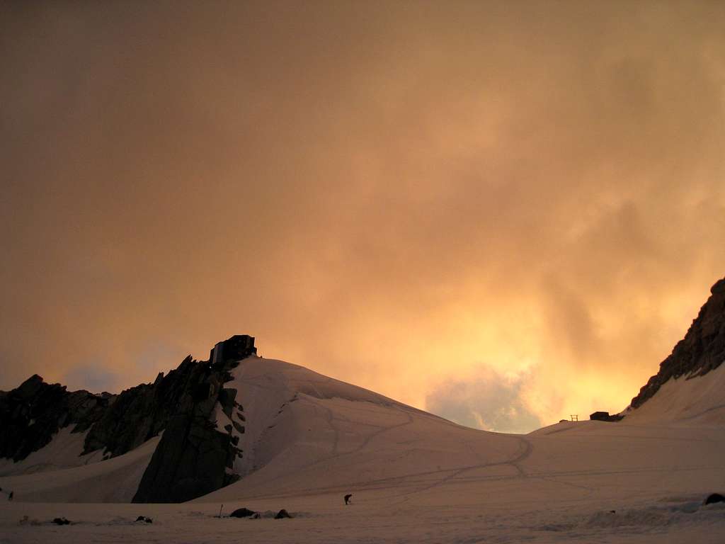 Cosmiques hut at sunset
