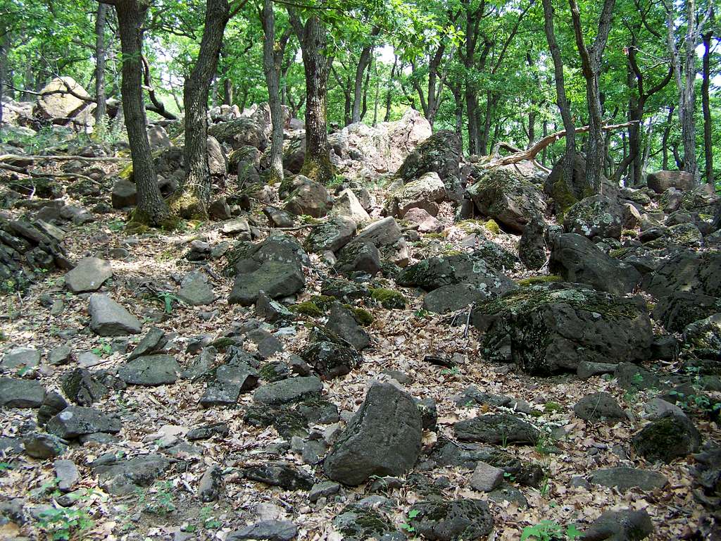 Volcanic rocks everywhere (Vár-bérc)