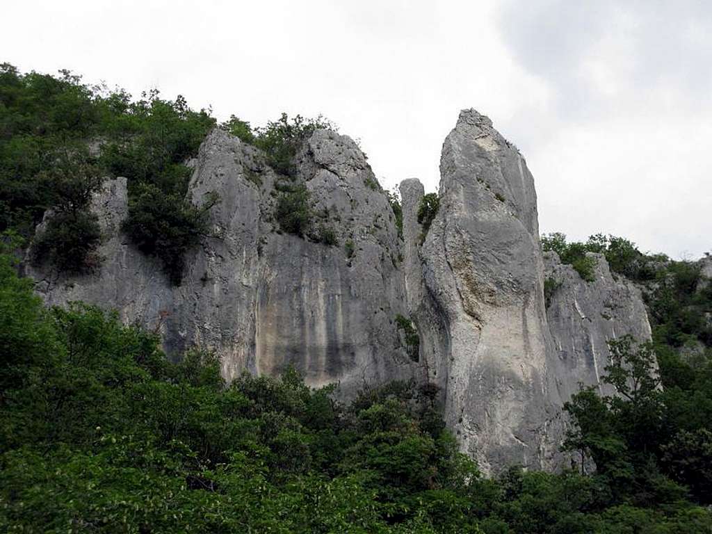 Approaching Rukavica & Gorgona rock