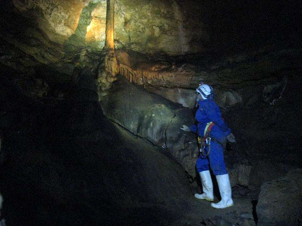 beauties of Hampoeil Cave