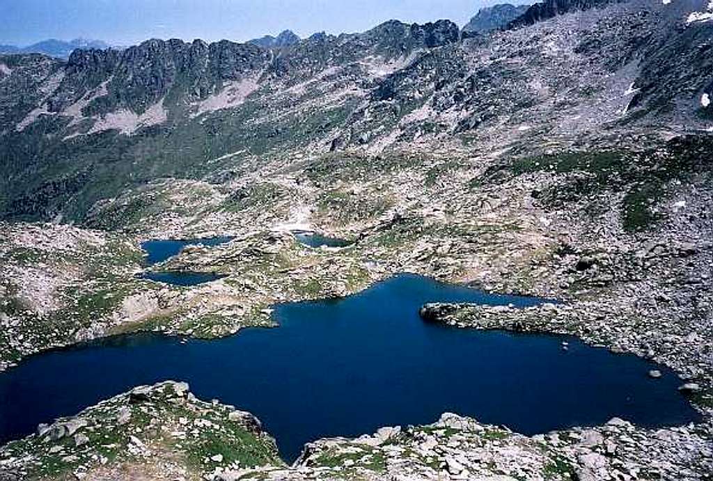 Circo de Colomers, going down into the eastern half and its lakes