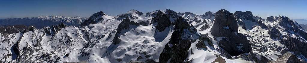 Panoramic view of Picos de Europa. 2006.04.13