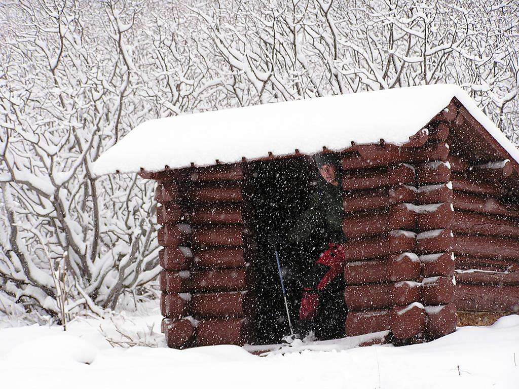 Emergency hut  in Ordesa. 2006.12.02