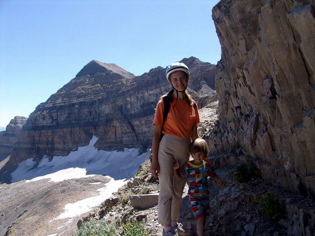 To Timpanagos_near the saddle_hikers' applauders made Yuna (3 year) proud of herself