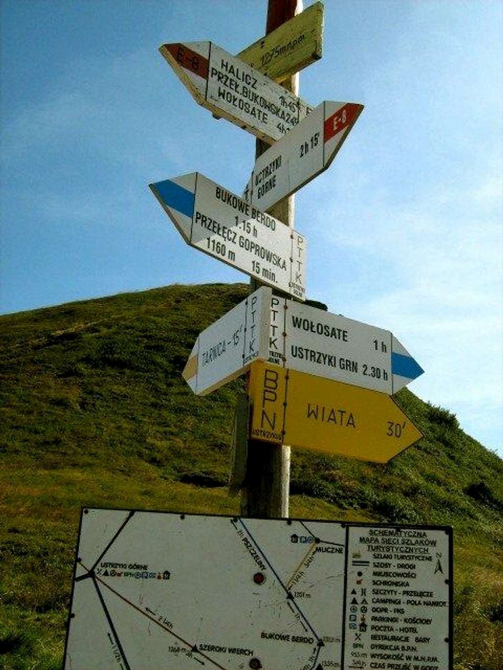 Trail Marker on the Siodlo Pass (1275 m).
