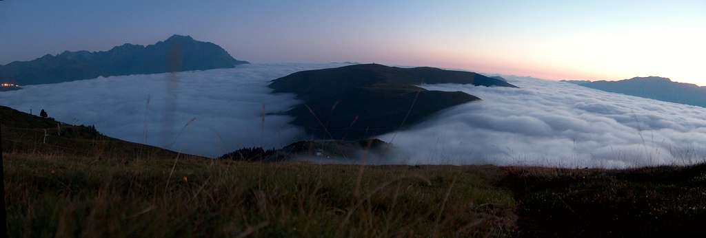 Sea of clouds over the Azet ridge at dawn