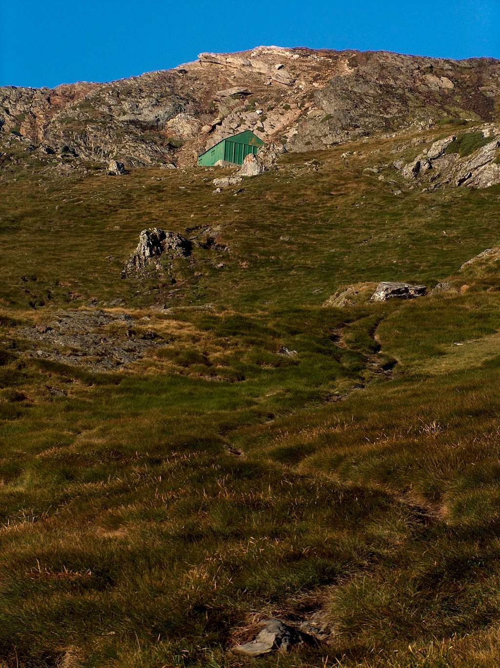 Reaching the green hut on the Sarrouyès pass
