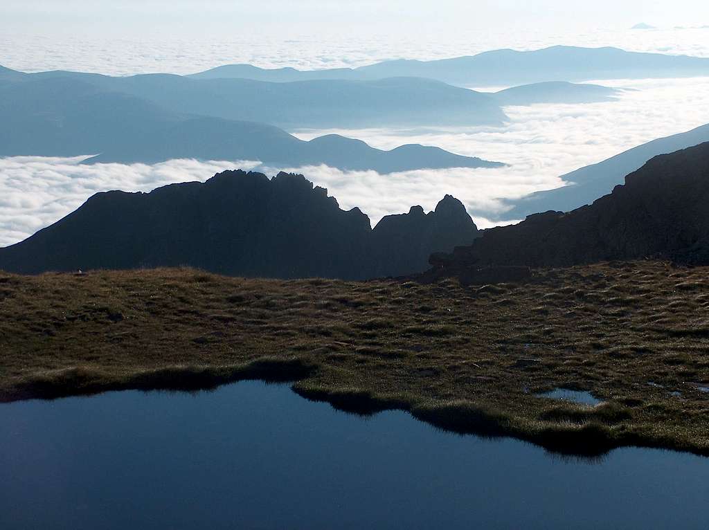 Looking over the sea of clouds on the Lacs des Miares