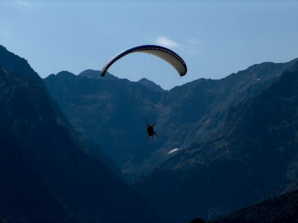Paragliding in front of Pic de Hourgade, from Loudenvielle