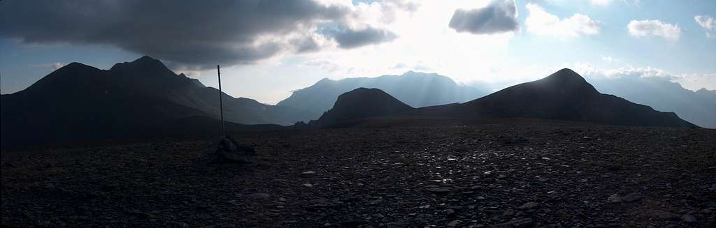 Somewhere on the Rioumajou ridge, looking to the Batoua (left), Pène de Millarioux (middle) and Peña Blanca (right)