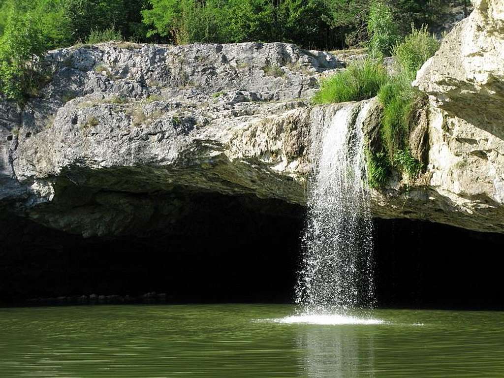 Zarečki krov waterfall