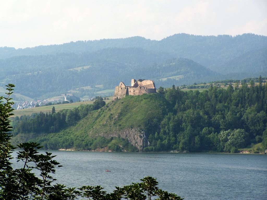 Castle Czorsztyn and Gorce range in background