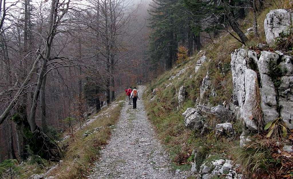 Descending from Medvjeđa Vrata pass