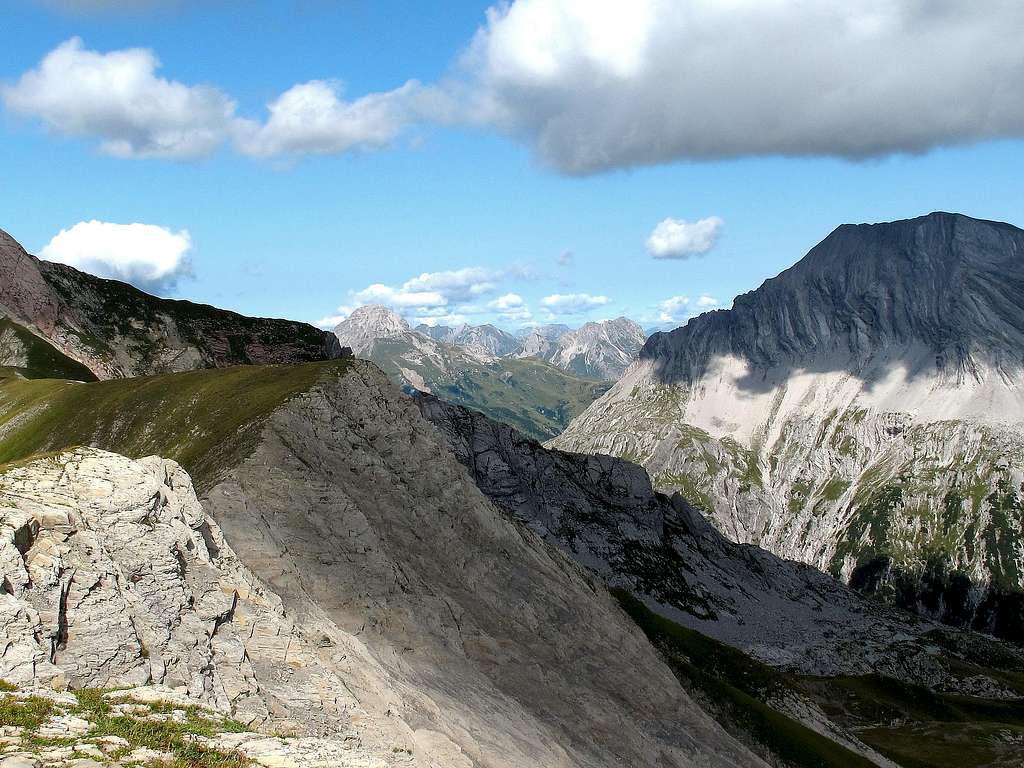 View from the Gehrengrat towards the Butzenspitze and other summits west of Lech