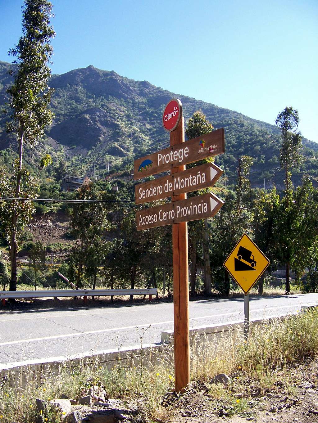 Signs showing the trailhead to Cerro Provincia