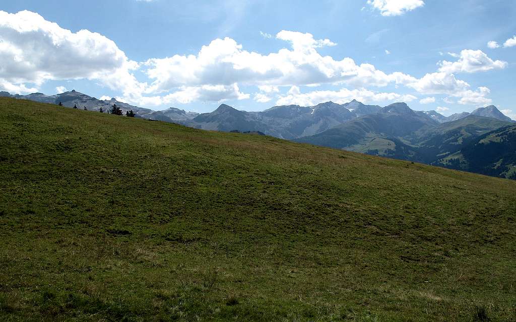View to Laufbodenhorn (far left), Schnidehorn and Wildhorn (center)