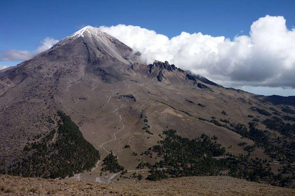 Pico de Orizaba and the road to the Fausto González Gomar hut